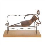 JOSEP MOSCARDÓ (1953) Escultura en metal sobre peana de madera. "Señora reclinada en el banco".