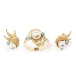 CONJUNTO DE PERLAS Y TURQUESAS anillo y pendientes en oro, con perla central y pequeñas turquesas.