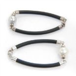 2 PULSERAS CON PERLA CENTRAL Peso 18,2 gr. Precio Salida/Starting Price: €40