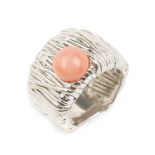 ANILLO ANCHO DE PLATA Y CORAL PIEL DE ÁNGEL Peso 12,1 gr. Precio Salida/Starting Price: €140