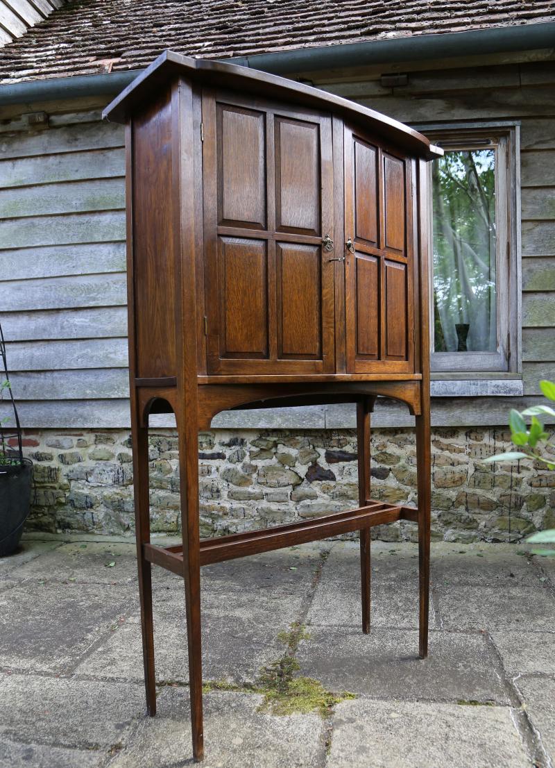 An oak Arts and Crafts Drinks Cabinet  early 20th century 152cm.; 60ins high by 90cm.; 35½ins wide