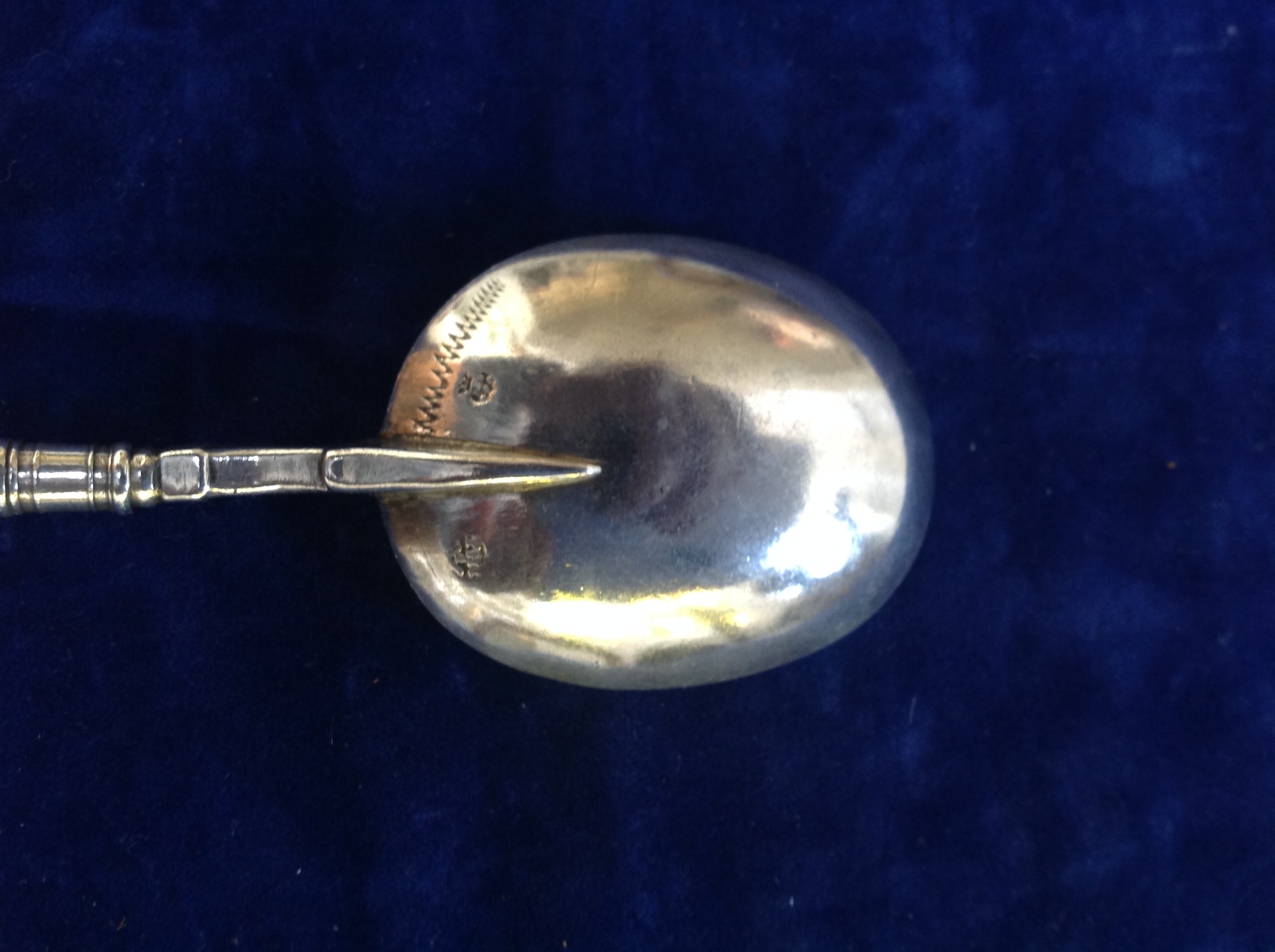 AN 18TH CENTURY SILVER SPOON Having a turned finial above a twisted stem, the bowl engraved with a - Image 2 of 2