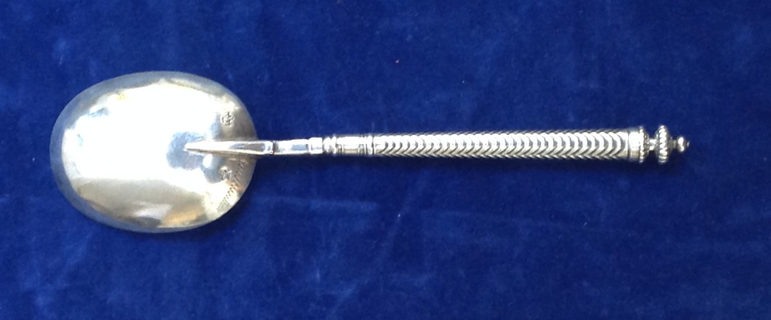 AN 18TH CENTURY SILVER SPOON Having a turned finial above a twisted stem, the bowl engraved with a