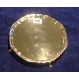 GANDS & CO. LTD, AN ENGLISH SILVER CARD TRAY, LONDON, 1933 Raised on four legs. (approx d 20cm)