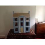 A 20TH CENTURY CHILD'S WOODEN DOLLS HOUSE Of Georgian design, along with furniture. (79cm x 61cm x