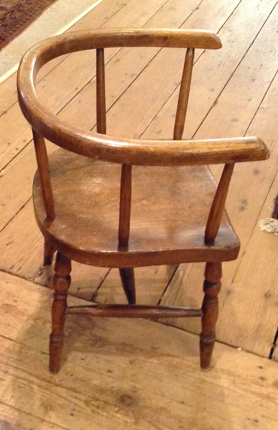 A LATE 19TH/EARLY 20TH CENTURY ELM AND ASH CHILD'S CHAIR Having a bow back and raised on turned - Image 2 of 2