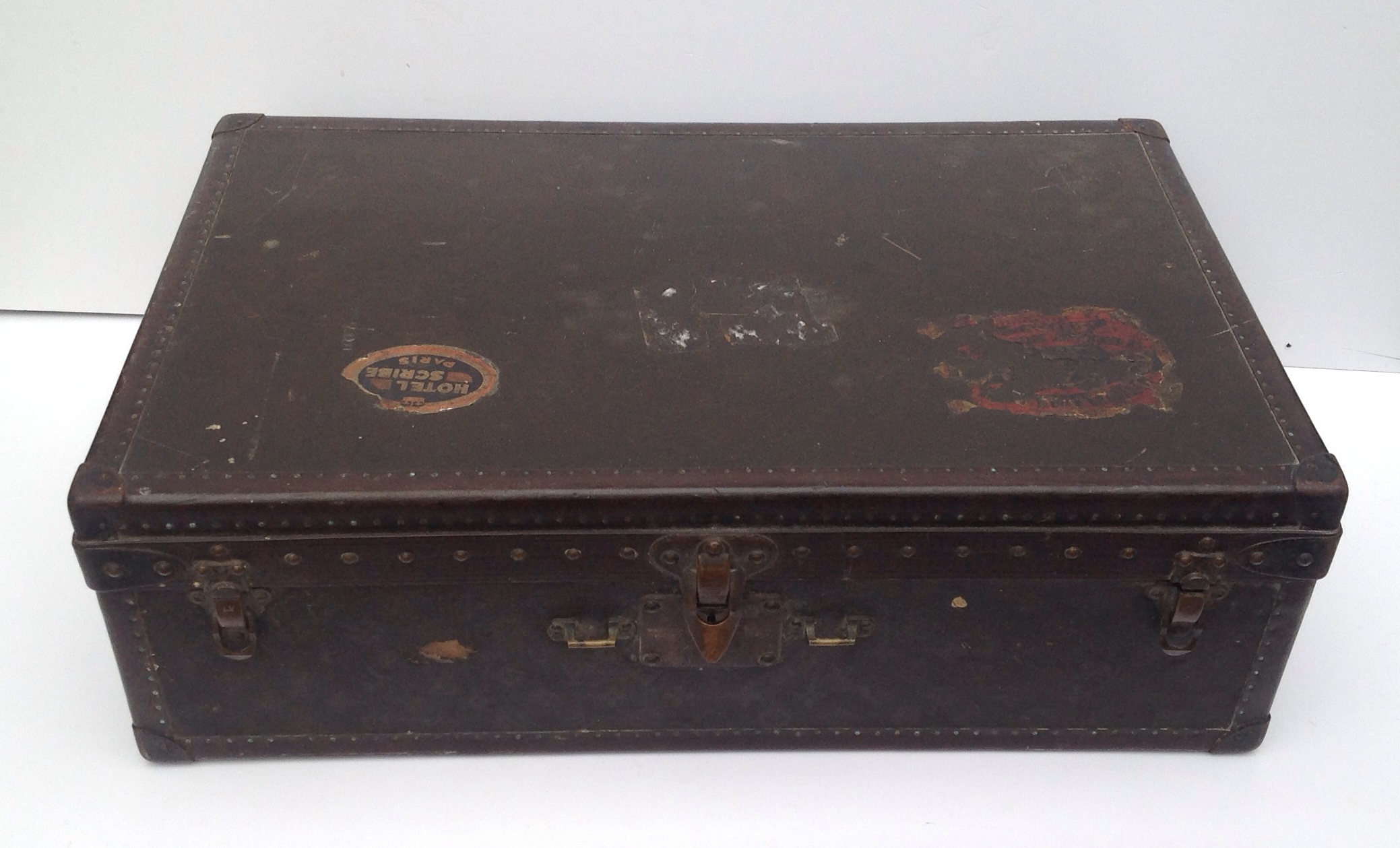 LOUIS VUITTON A vintage leather bound suitcase, complete with inner tray (no: 796835). (70½cm x 43½