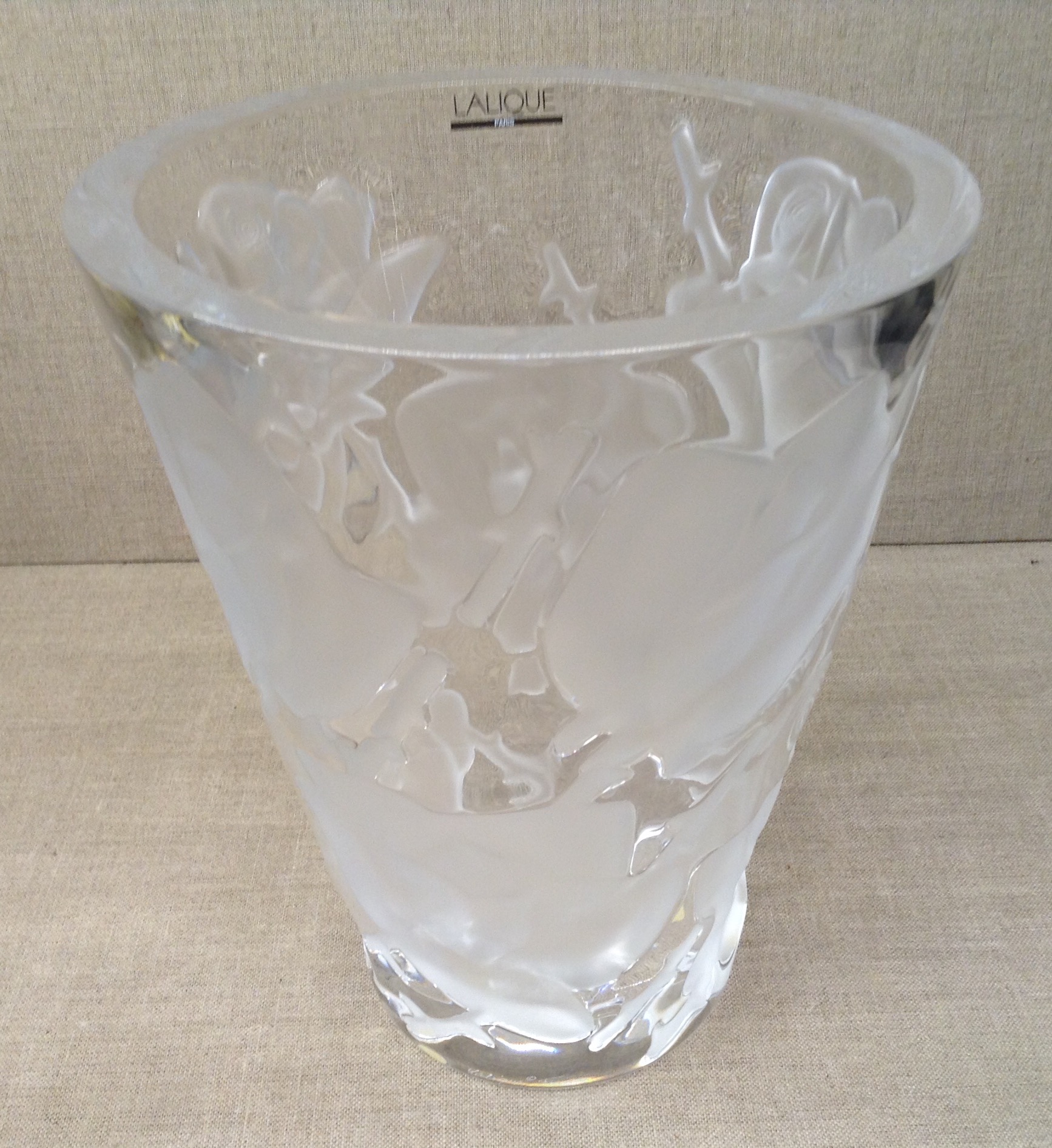 A 20TH CENTURY LALIQUE GLASS VASE Clear glass decorated with frosted glass Ispahan roses, detail