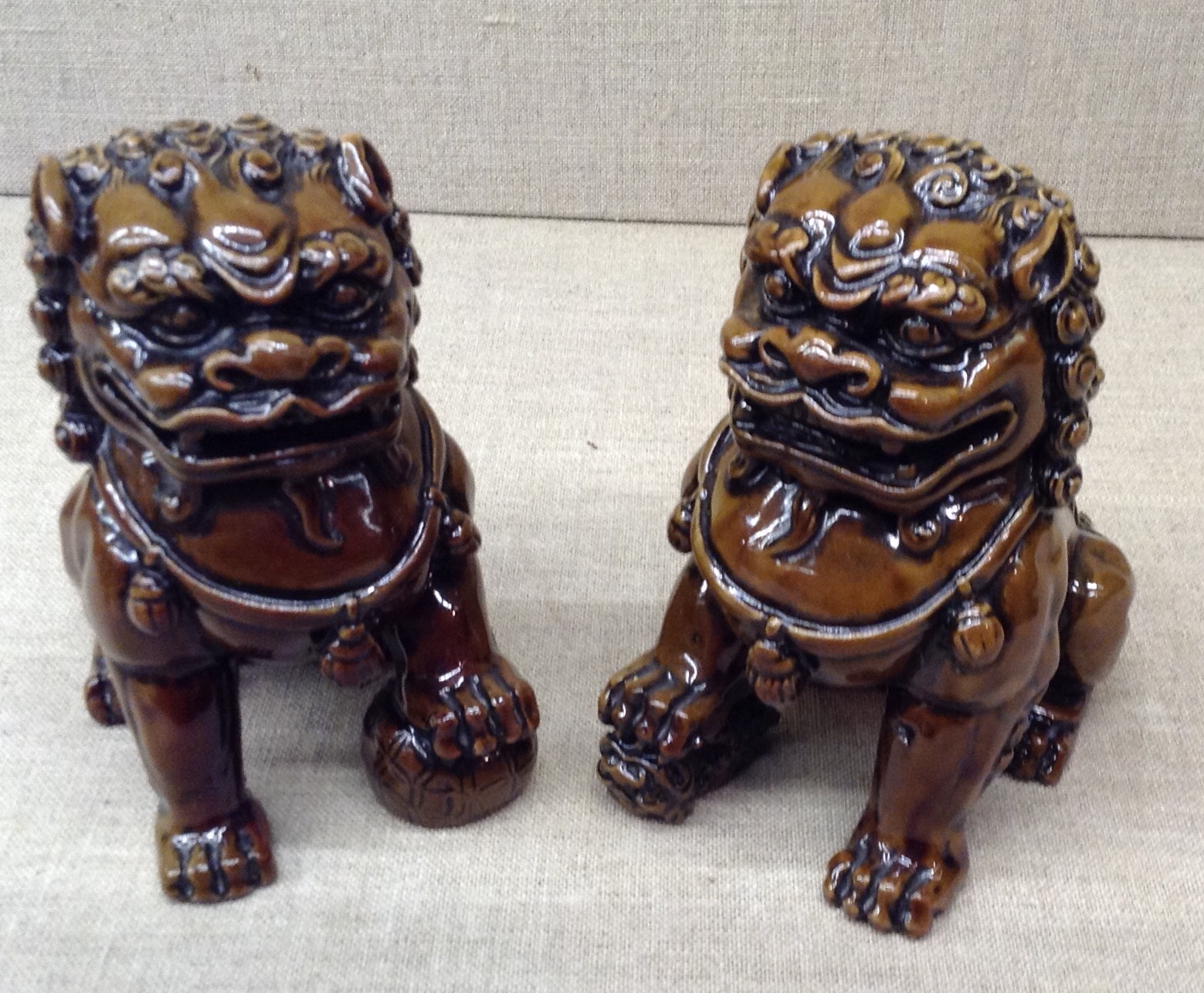A PAIR OF BROWN GLAZED TEMPLE DOGS OF FO. (h 13cm)