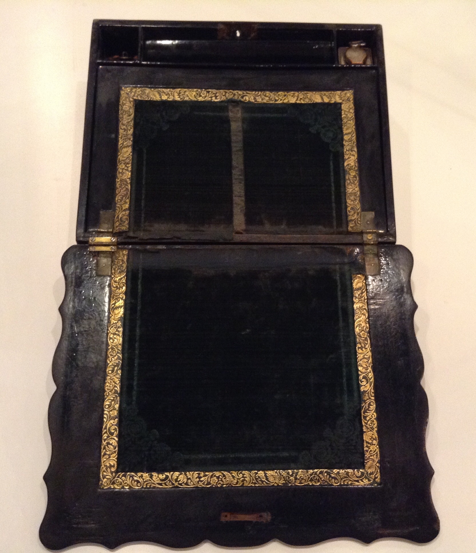 A VICTORIAN PAPIER MÂCHÉ AND MOTHER OF PEARL INLAID WRITING SLOPE With painted decoration, the - Image 9 of 13