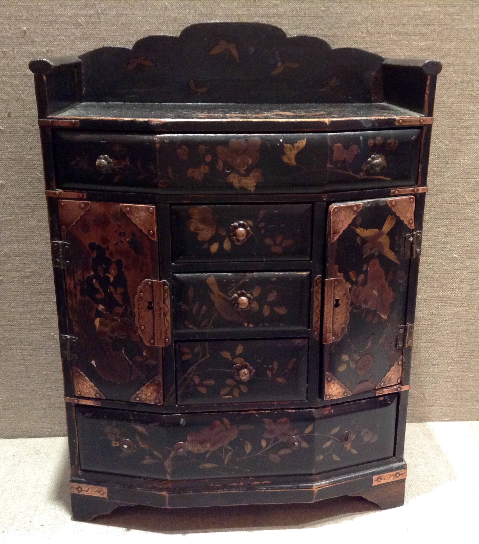 A 19TH CENTURY JAPANESE BLACK LACQUERED JEWELLERY BOX Having multi drawers and painted - Image 2 of 4