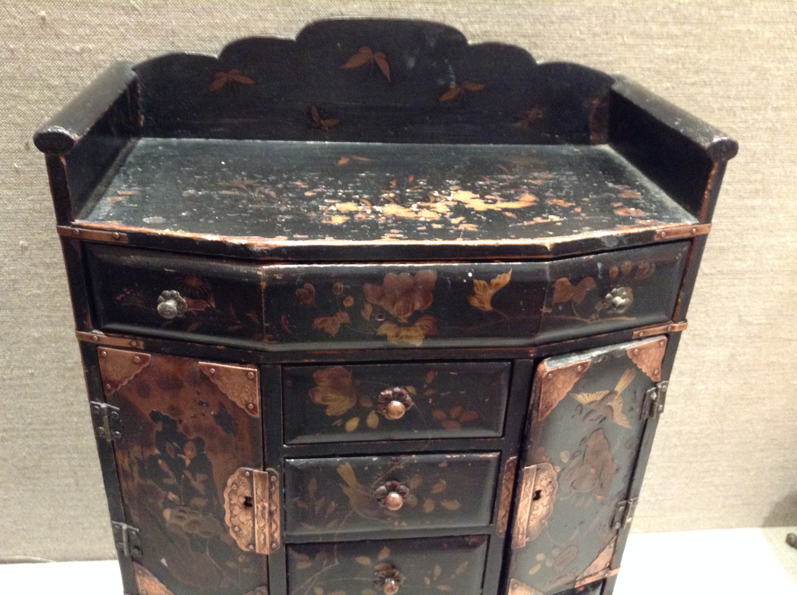 A 19TH CENTURY JAPANESE BLACK LACQUERED JEWELLERY BOX Having multi drawers and painted - Image 3 of 4