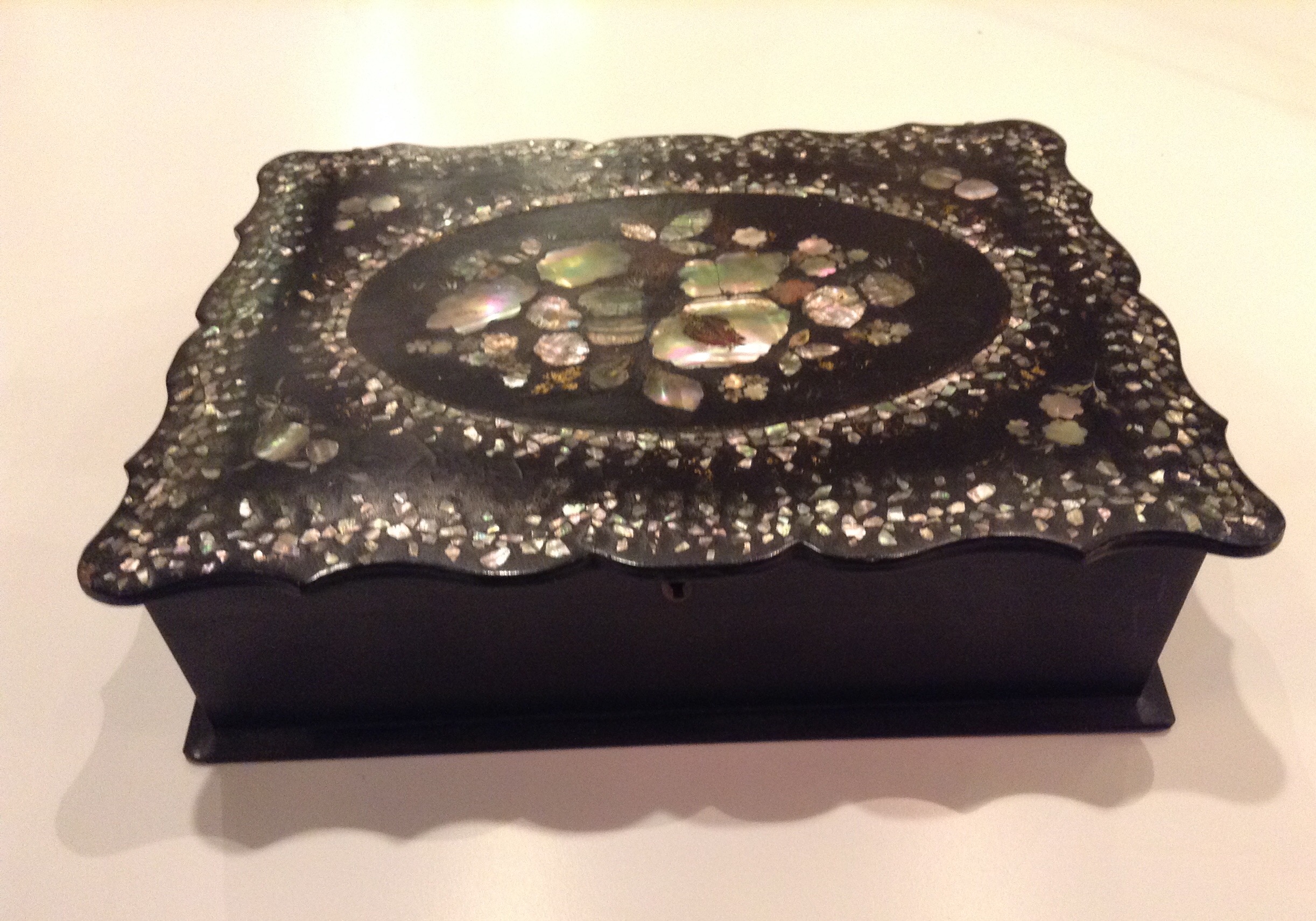 A VICTORIAN PAPIER MÂCHÉ AND MOTHER OF PEARL INLAID WRITING SLOPE With painted decoration, the - Image 6 of 13