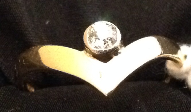 AN 18CT GOLD WISHBONE RING Set with a single diamond. (599990515)