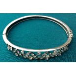 AN 18CT WHITE GOLD HINGED BRACELET SET WITH 39 DIAMONDS, APPROXIMATELY 39CTS SET WITHIN THE FIRST