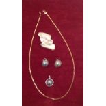 A MOUNTED 18K YELLOW GOLD AND MOTHER OF PEARL BROOCH Along with an 18ct yellow gold chain and a