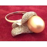 A 20TH CENTURY 14CT WHTE GOLD, DIAMOND AND PEARL RING Having a large oval cultured pearl set