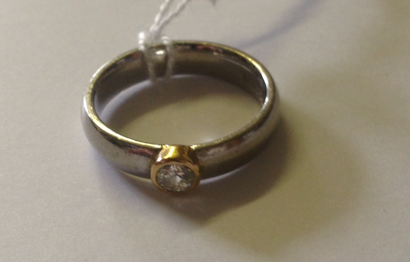 A 20TH CENTURY HALLMARKED 18CT WHITE GOLD AND DIAMOND RING The circular band later set with a single