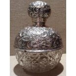 A LARGE AND IMPRESSIVE 20TH CENTURY HALLMARKED SILVER AND CUT GLASS PERFUME BOTTLE Having a large