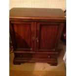 AN EARLY/MID 20TH CENTURY FRENCH MAHOGANY DWARF SIDE CABINET With two doors above single drawer,