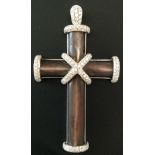 A CRUCIFORM PENDANT WITH SHELL HALF COLUMNS ON WHITE GOLD BACKDecorated with diagonal diamond bands,