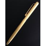 AN 18CT GOLD PUSH BUTTON PROPELLING PENCIL  Having textured surface decoration, hallmarked. (5348/