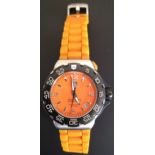 A GENTLEMEN'S MID-SIZE TAG HEUER FORMULA 1 PROFESSIONAL 200 METER WRIST WATCH With orange dial and