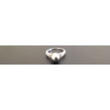 A VINTAGE 9CT WHITE GOLD AND GREY MABÈ CULTURED PEARL RING  The pearl set between graduated