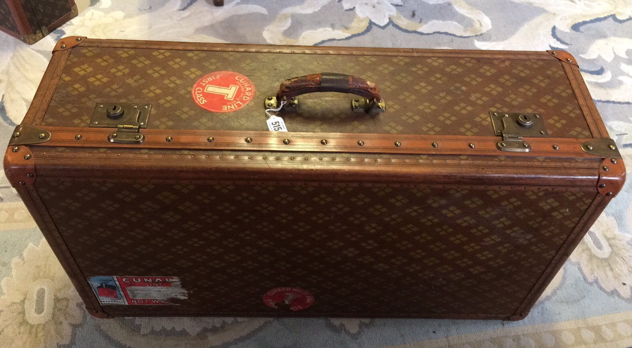 AUX ÉTATS-UNIS, 229 RUE ST. HONORÈ, PARIS, AN EARLY 20TH CENTURY SUITCASE  With brass and leather - Image 2 of 3
