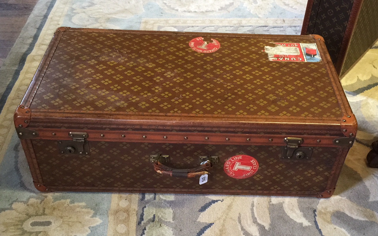 AUX ÉTATS-UNIS, 229 RUE ST. HONORÈ, PARIS, AN EARLY 20TH CENTURY SUITCASE  With brass and leather