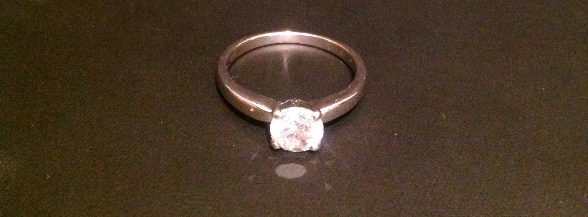 A HALLMARKED 18CT WHITE GOLD AND DIAMOND SOLITAIRE RING With Anchor certificate stating: approx