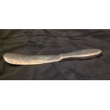 A 20TH CENTURY HEAVY HALLMARKED SILVER SHOE HORN With a plain handle, the blade having a hammered