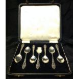 A SET OF 20TH CENTURY HALLMARKED SILVER TEASPOONS AND A SERVING SHOVEL Having decorative anthemion