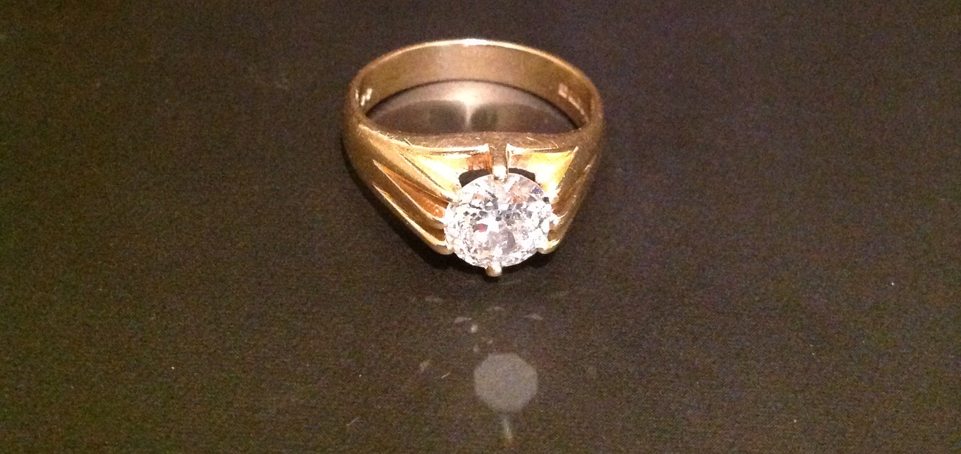 A HALLMARKED 18CT GOLD AND DIAMOND RING The old cut diamond claw set within reeded shoulders (size