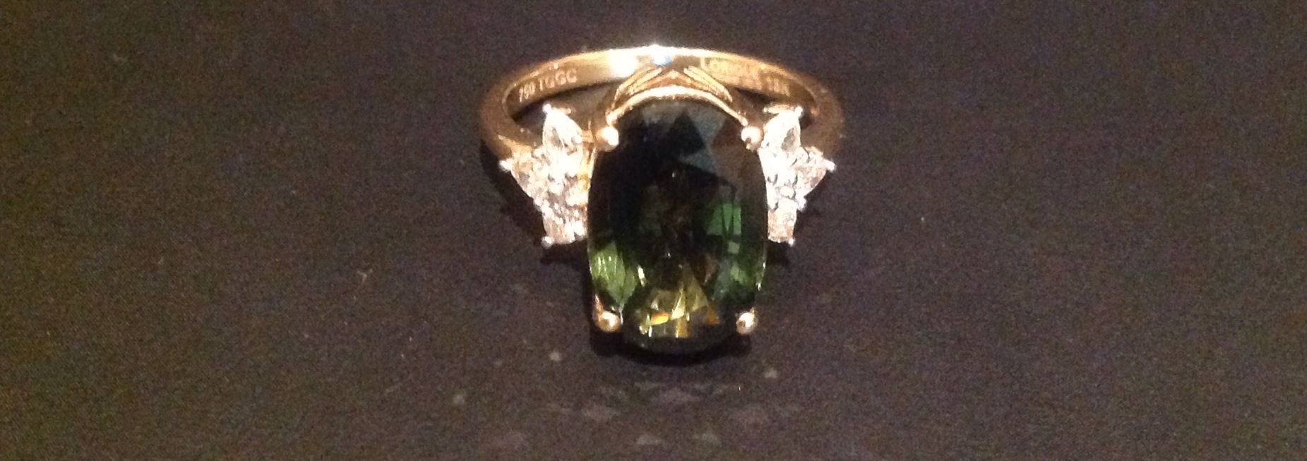 A HALLMARKED 18CT GOLD, TOURMALINE AND DIAMOND DRESS RING The central large oval cut claw set