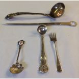 A COLLECTION OF GEORGIAN HALLMARKED SILVER AND LATER CUTLERY ITEMS To include a sauce ladle, with