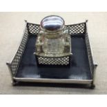 AN EDWARDIAN ENGLISH HALLMARKED SILVER DESK INKWELL With lattice work side panels and a single