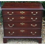 A GEORGIAN MAHOGANY CHEST OF DRAWERS Having an arrangement of four long graduating drawers and