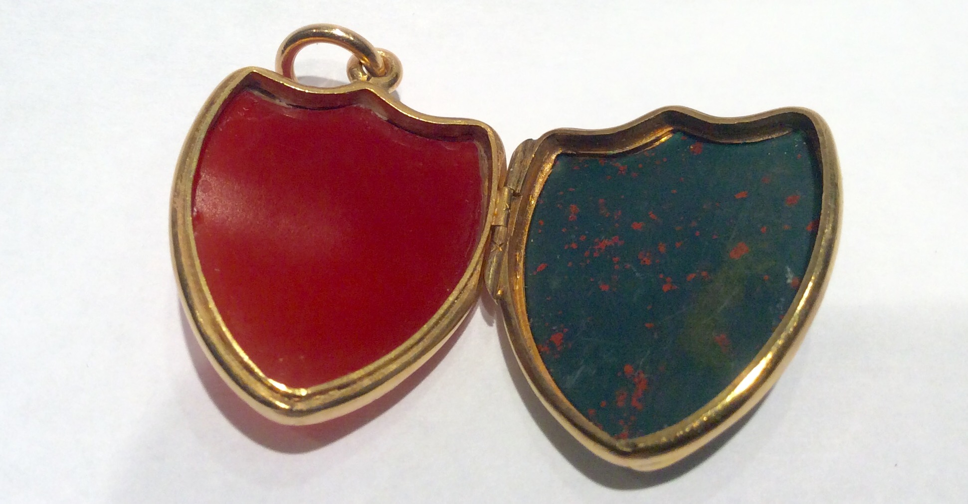 A 14CT GOLD AND HARDSTONE LOCKET The shield form locket with a red agate to front and a bloodstone - Image 4 of 4