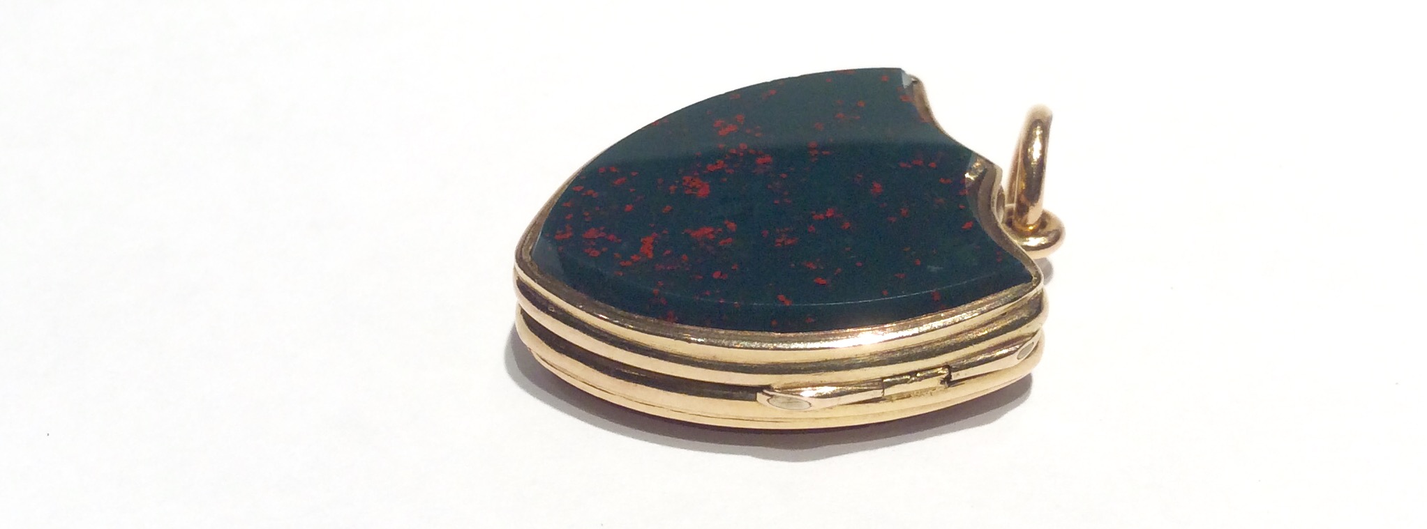 A 14CT GOLD AND HARDSTONE LOCKET The shield form locket with a red agate to front and a bloodstone - Image 3 of 4
