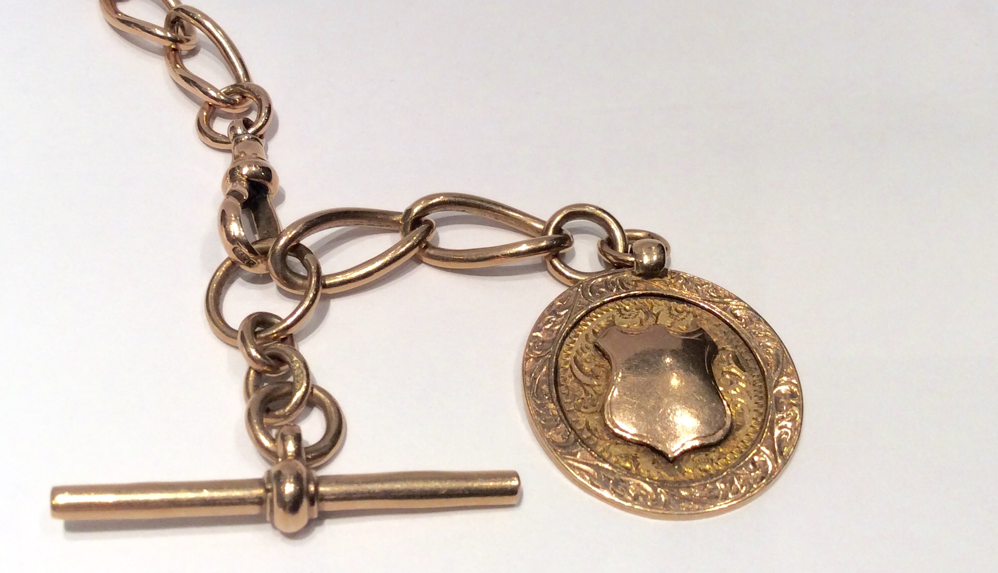 AN EARLY 20TH CENTURY HALLMARKED 9CT GOLD FOB CHAIN With two dog clips, a T bar and an inscribed