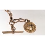 AN EARLY 20TH CENTURY HALLMARKED 9CT GOLD FOB CHAIN With two dog clips, a T bar and an inscribed