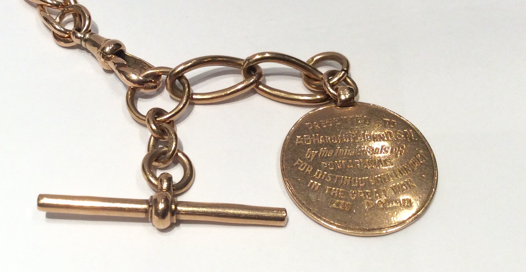 AN EARLY 20TH CENTURY HALLMARKED 9CT GOLD FOB CHAIN With two dog clips, a T bar and an inscribed - Image 2 of 3