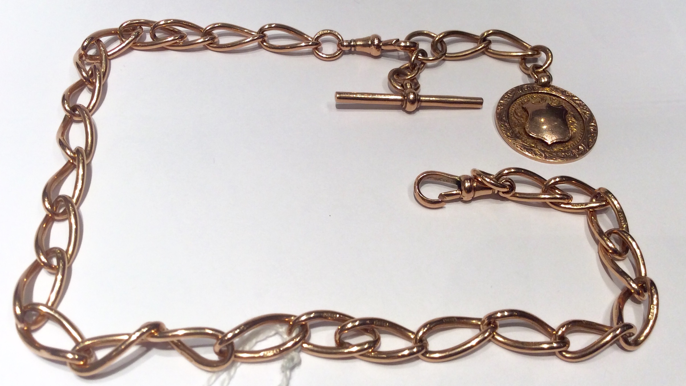 AN EARLY 20TH CENTURY HALLMARKED 9CT GOLD FOB CHAIN With two dog clips, a T bar and an inscribed - Image 3 of 3