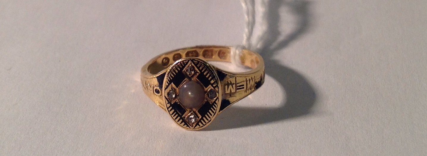 AN ANTIQUE HALLMARKED 18CT GOLD MEMORIAL/MOURNING RING With a central pearl and old rose cut