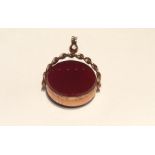 A 9CT GOLD AND AGATE SEAL TYPE FOB PENDANT The cornelian and bloodstone discs set into rose gold