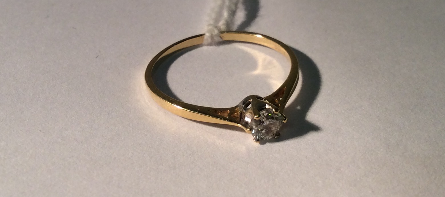 A MID 20TH CENTURY HALLMARKED 18CT GOLD AND DIAMOND SOLITAIRE RING The brilliant cut diamond claw