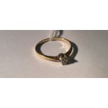 A MID 20TH CENTURY HALLMARKED 18CT GOLD AND DIAMOND SOLITAIRE RING The brilliant cut diamond claw