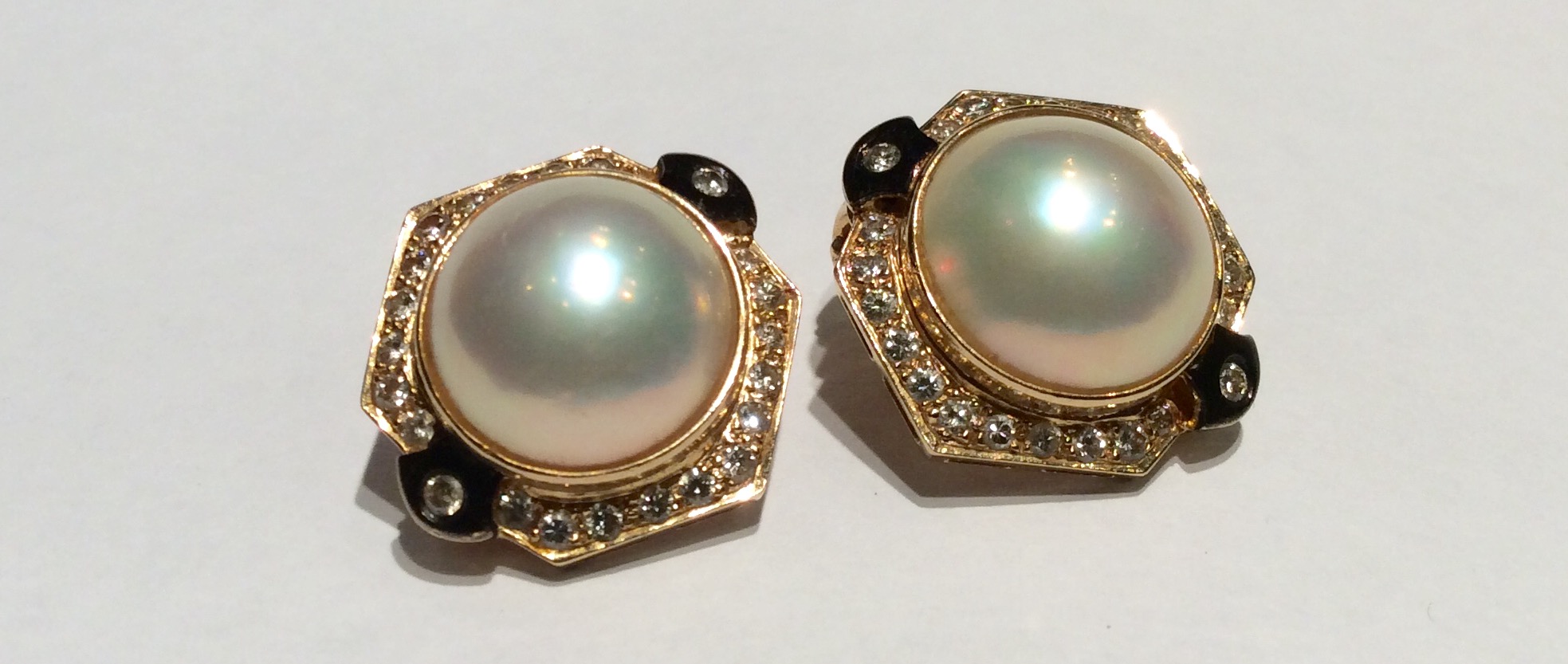 A PAIR OF 18CT GOLD, MABÉ PEARL AND DIAMOND CLIP-ON EARRINGS Each earring designed with a central