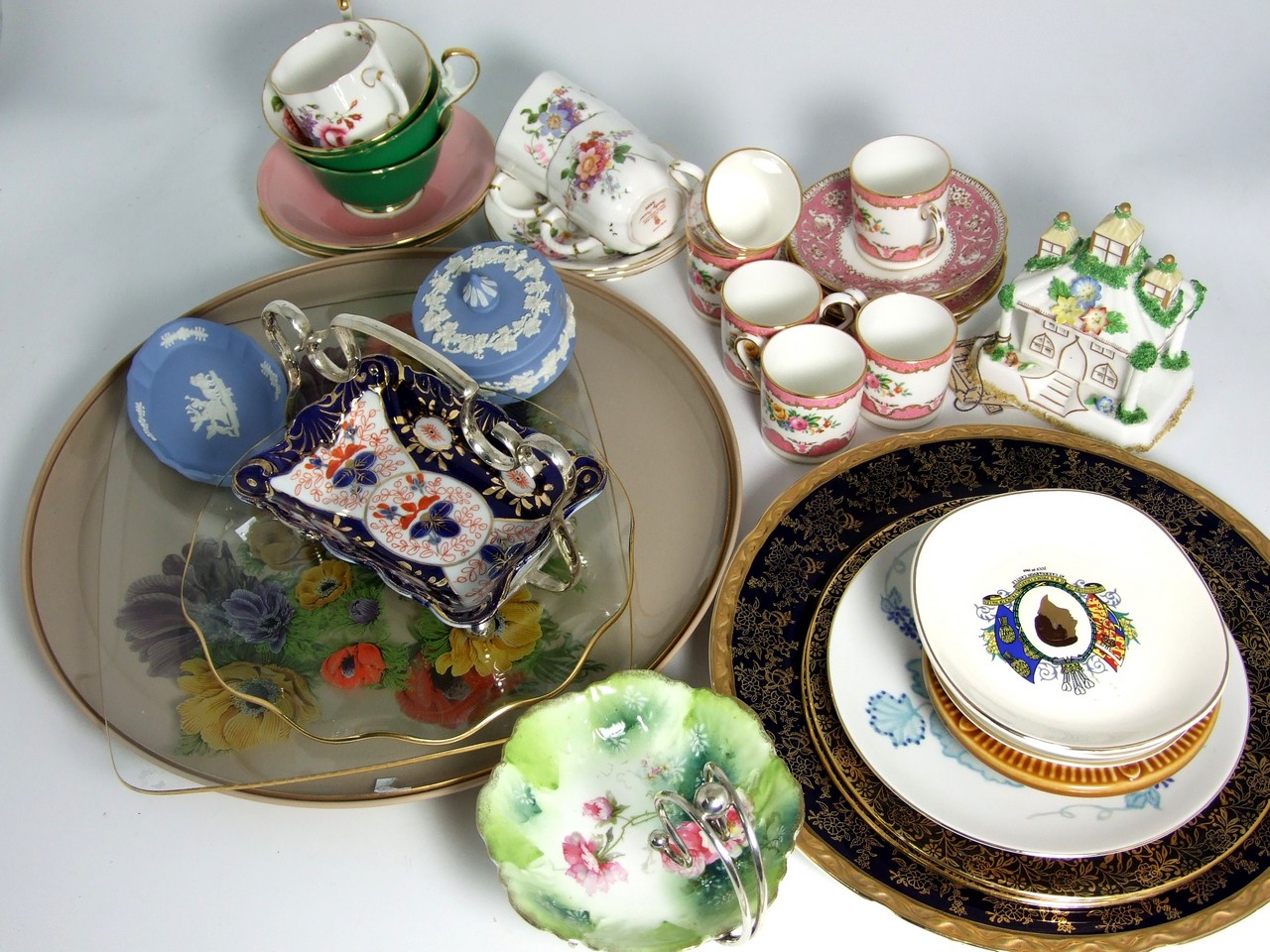 41 pieces of assorted Porcelain and China incl. Royal Vienna, Wedgwood and 6 Place Staffordshire